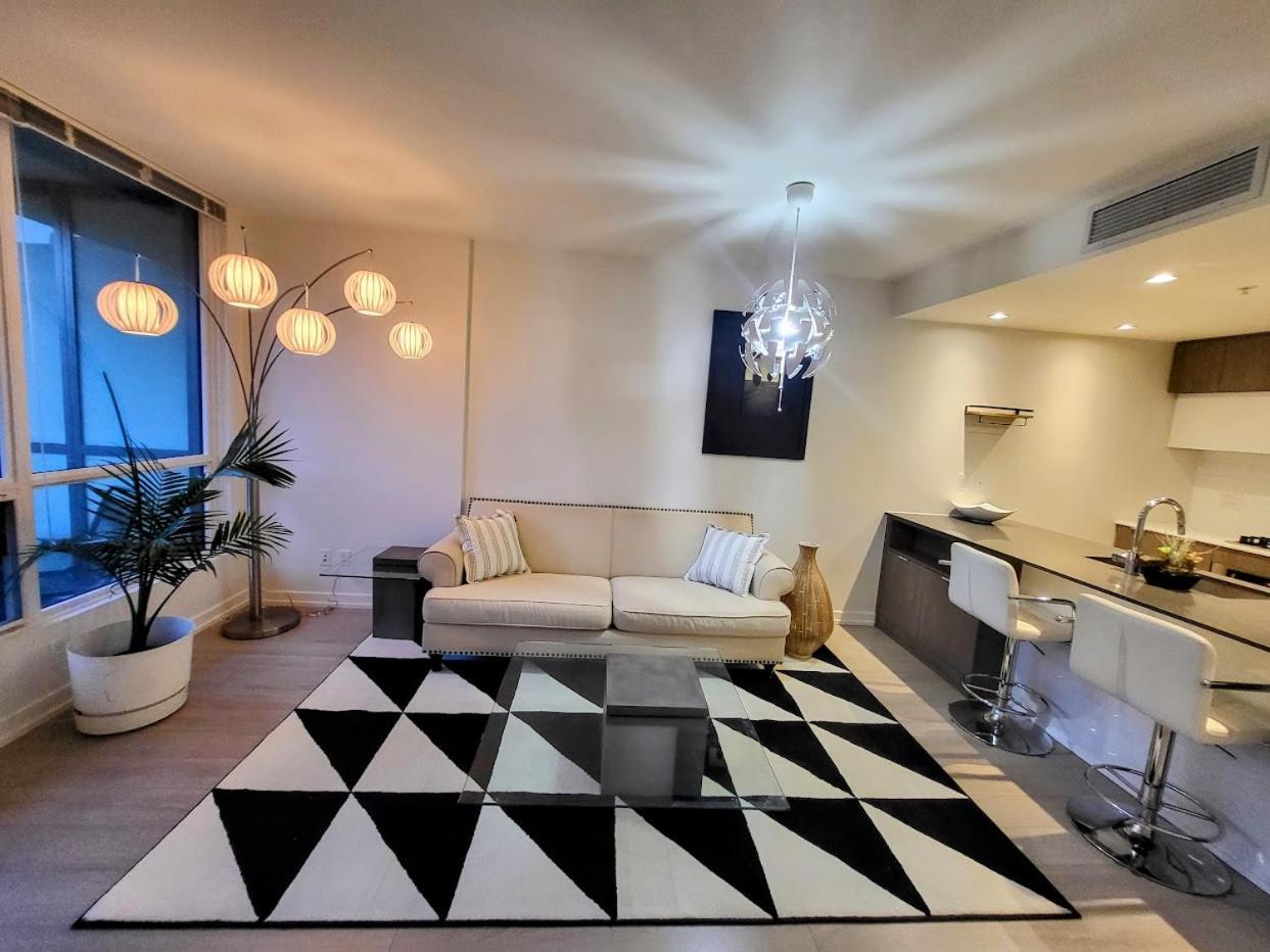 Your Perfect Escape - Modern Landmark Condo In Downtown Calgary - Free Parking- Premium Location Εξωτερικό φωτογραφία